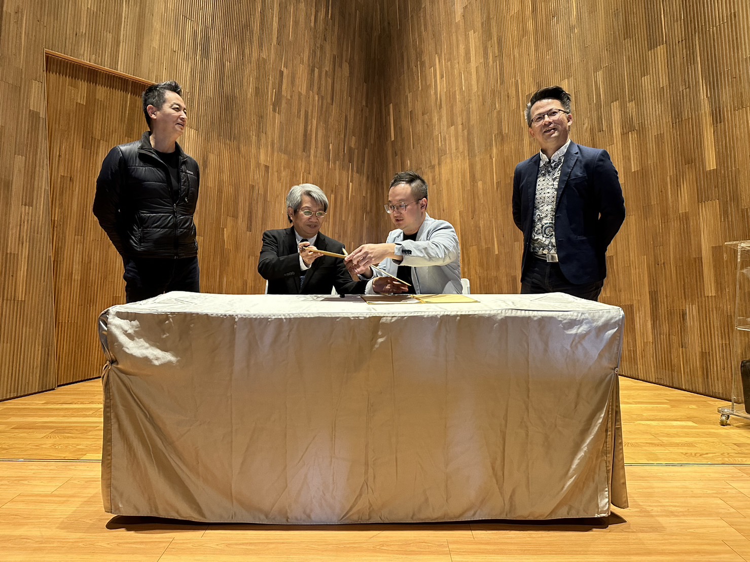 交換簽署文件.jpg